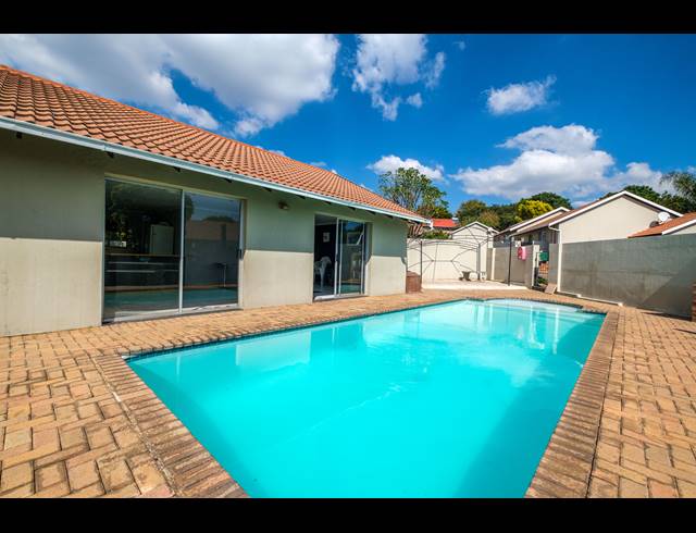 2 BEDROOM TOWNHOUSE FOR SALE IN SUNDOWNER
